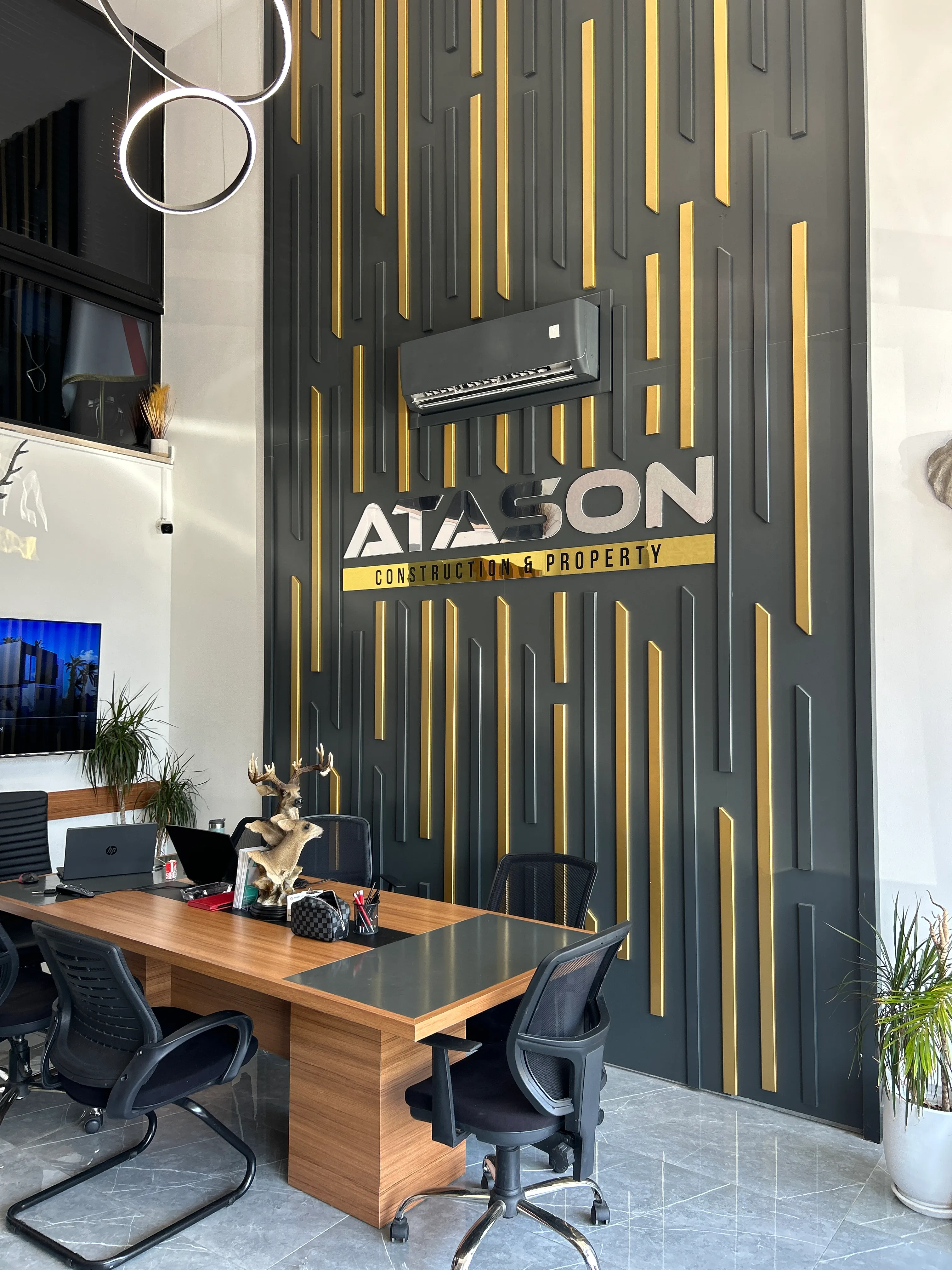 Atason Construction ofisi — iç mekân
